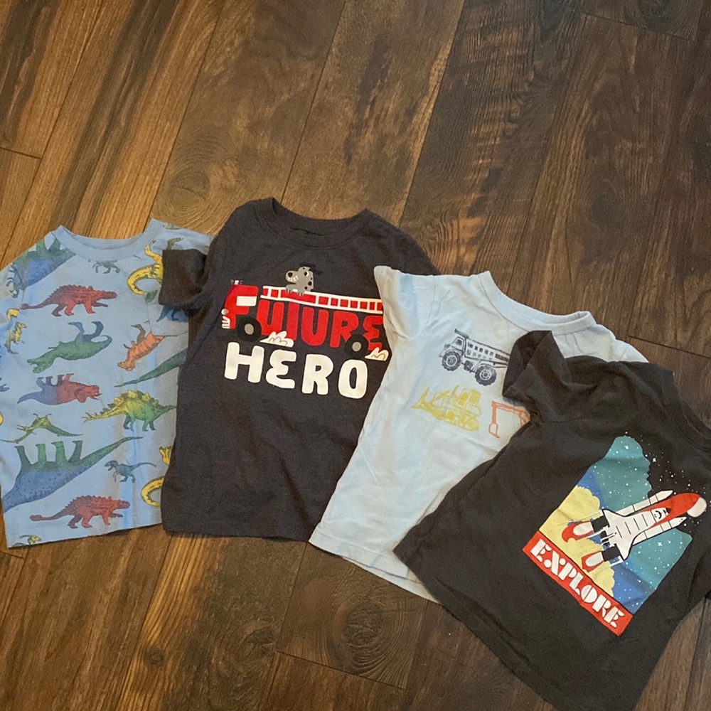 4 T-Shirts 5T